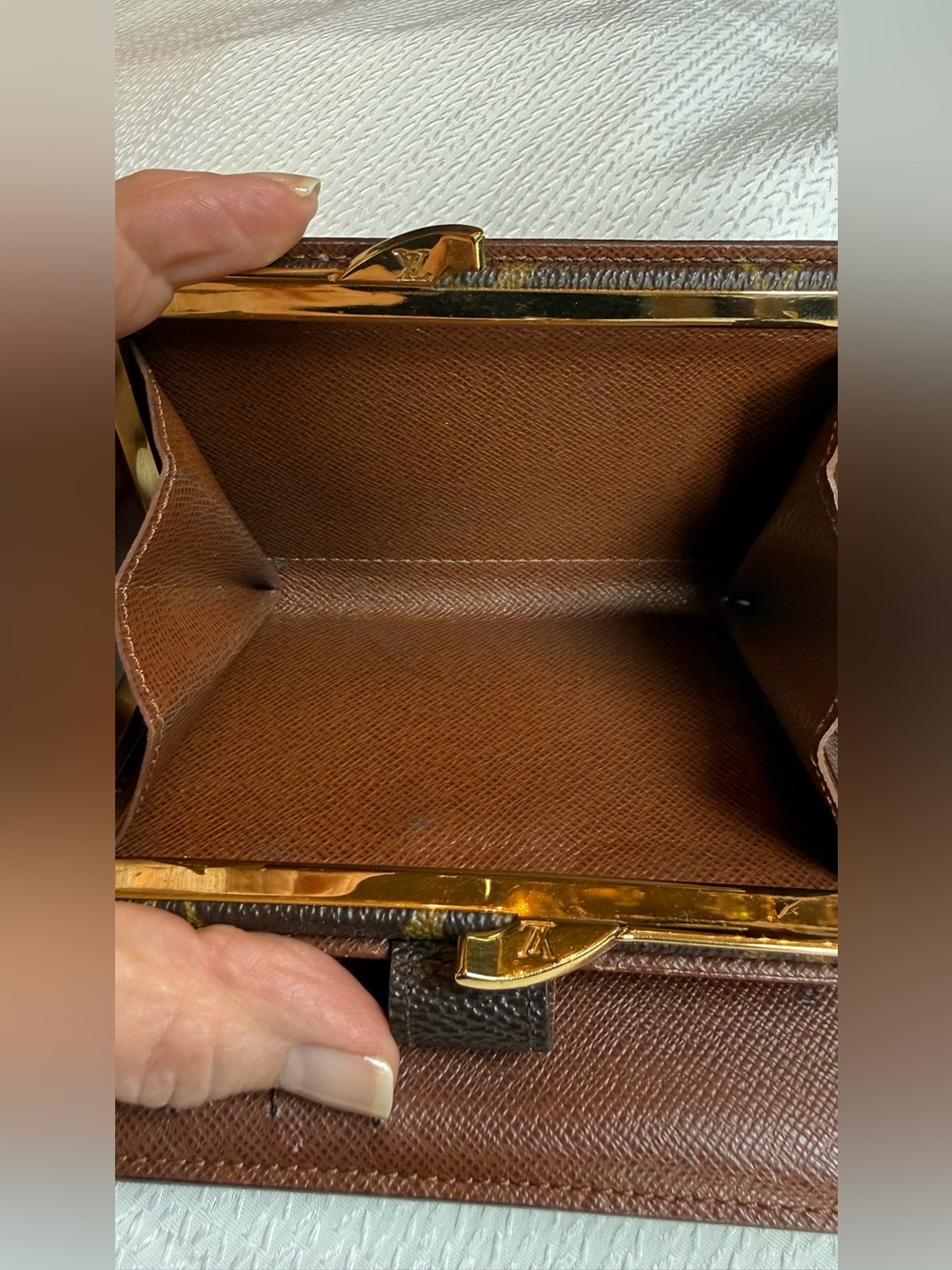 Louis Vuitton Monogram Kiss-lock Bifold Wallet - Picture 10 of 15
